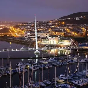 Luxe Living Guest House-sleeps 6-private Parking-free Wifi-beach-city Swansea