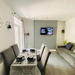 Emerald Living, 4 Bedrooms In The Heart Of Swansea, Close To Beaches! Swansea