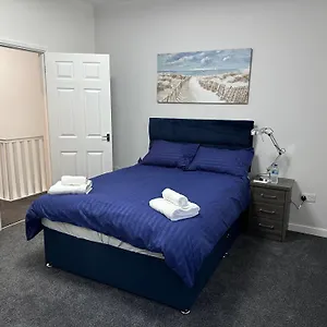 4 Bedroom, Sleeps 8 Comfy Near To Centre And Beaches! Swansea
