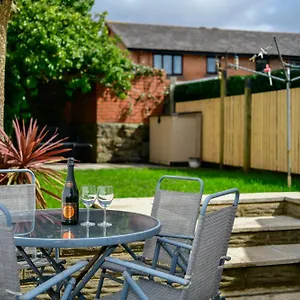Free Parking - Heart Of The - Superb Townhouse & Garden - Peaceful Area But Only 5min Walk To Beach, Shops, Bars, Arena, Marina, Parks Swansea